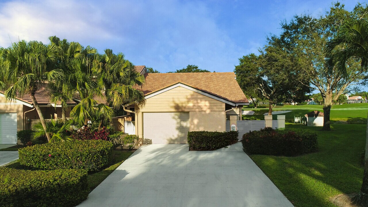 533 Prestwick Cir in Palm Beach Gardens, FL - Building Photo