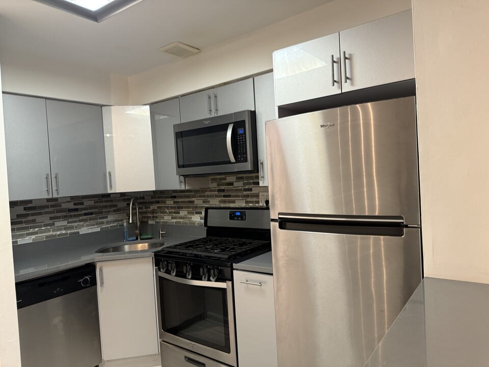 6407 Booth St, Unit 1st Floor in Rego Park, NY - Building Photo