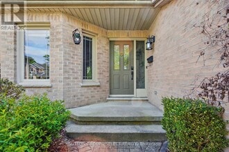 Oakridge Beauty! 3 Bdrm WHOLE Home Rent in London, ON - Building Photo - Building Photo