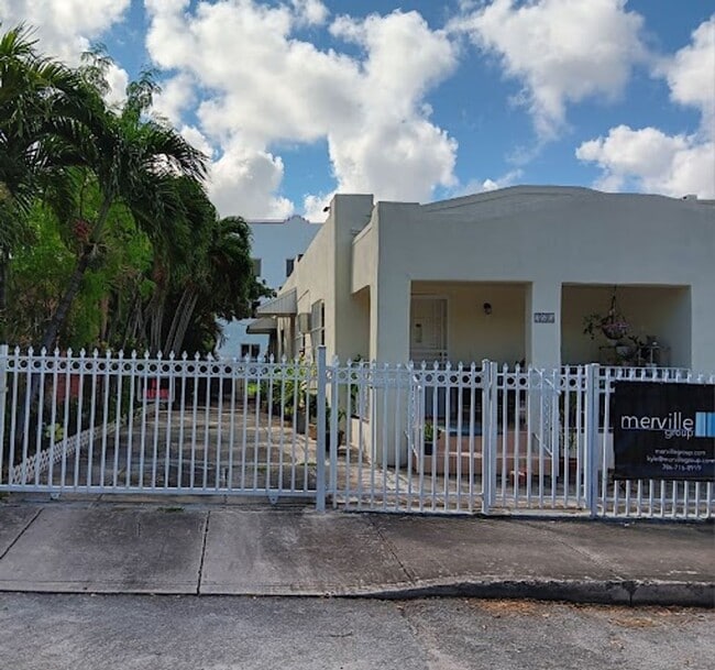 320 NW 33rd St