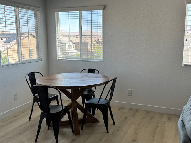 7250 Sterling Rock Ave in Las Vegas, NV - Building Photo - Building Photo