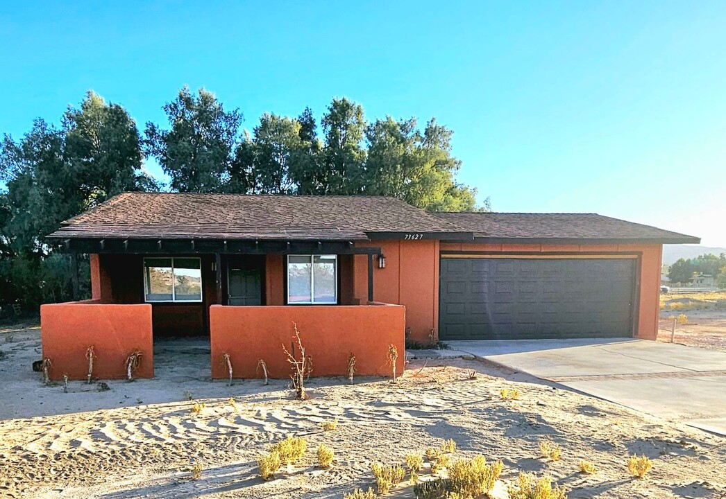 73627 Raymond Way in Twentynine Palms, CA - Foto de edificio