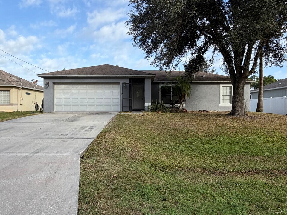 475 J T Sancho St SW in Palm Bay, FL - Foto de edificio