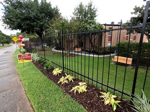 Forest Oaks Apartments in Houston, TX - Foto de edificio - Building Photo