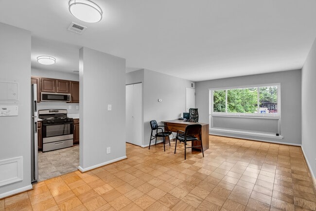 Cheverly Crossing Apartments in Landover Hills, MD - Foto de edificio - Building Photo