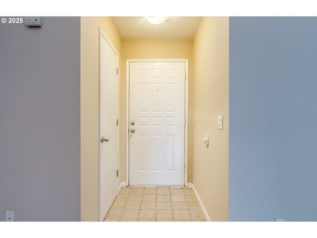 86 Kingsgate Rd, Unit c202 in Lake Oswego, OR - Foto de edificio - Building Photo