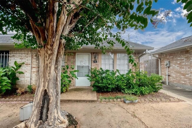 property at 1016 E Tri Oaks Ln