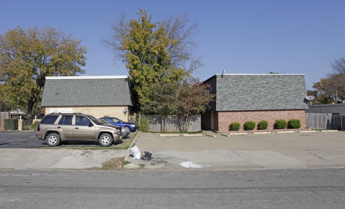 Thomas Place in Burleson, TX - Building Photo