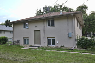 8813 18th Avenue South, Unit 4 in Bloomington, MN - Foto de edificio - Building Photo