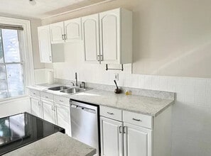 112 Elm St, Unit #1 in Amesbury, MA - Building Photo - Building Photo