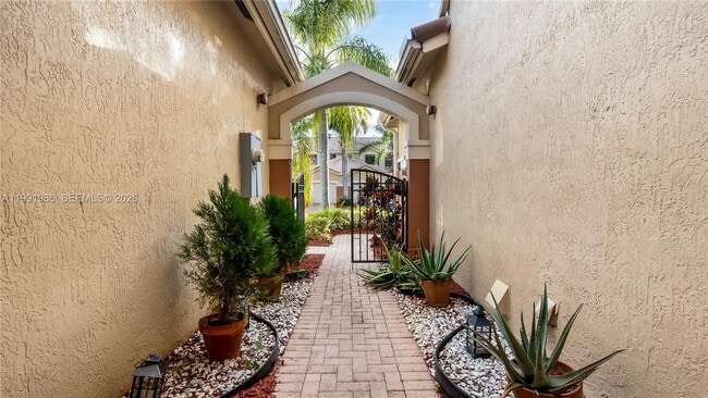 3889 Tree Top Dr in Weston, FL - Building Photo - Building Photo