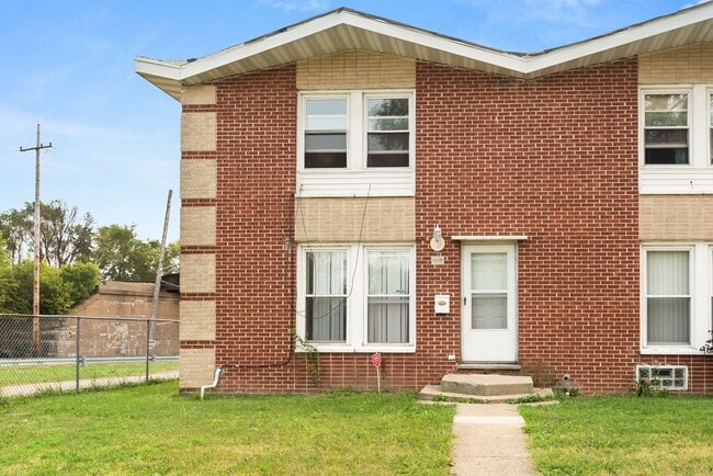 1219 Broadway Avenue in North Chicago, IL - Foto de edificio - Building Photo