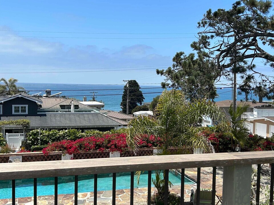 1105 Stratford Ct in Del Mar, CA - Building Photo
