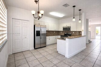 10911 NW 79th St in Doral, FL - Foto de edificio - Building Photo