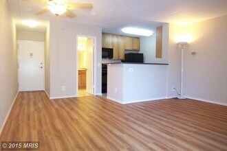 75 S Reynolds St, Unit 117 in Alexandria, VA - Foto de edificio - Building Photo