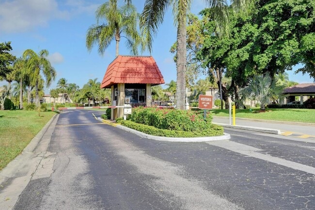 7911 Eastlake Dr in Boca Raton, FL - Foto de edificio - Building Photo