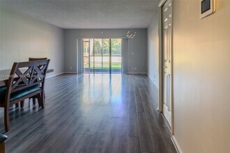 16431 Blatt Blvd, Unit 103 in Weston, FL - Foto de edificio - Building Photo