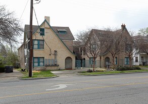 Las Brisas Manor in Dallas, TX - Building Photo