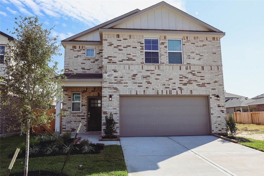 211 Forest W St in Magnolia, TX - Building Photo