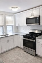 299 State St in Bristol, RI - Foto de edificio - Building Photo