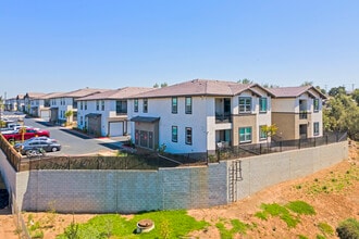 BC Ridgeway Apartments in National City, CA - Foto de edificio - Building Photo