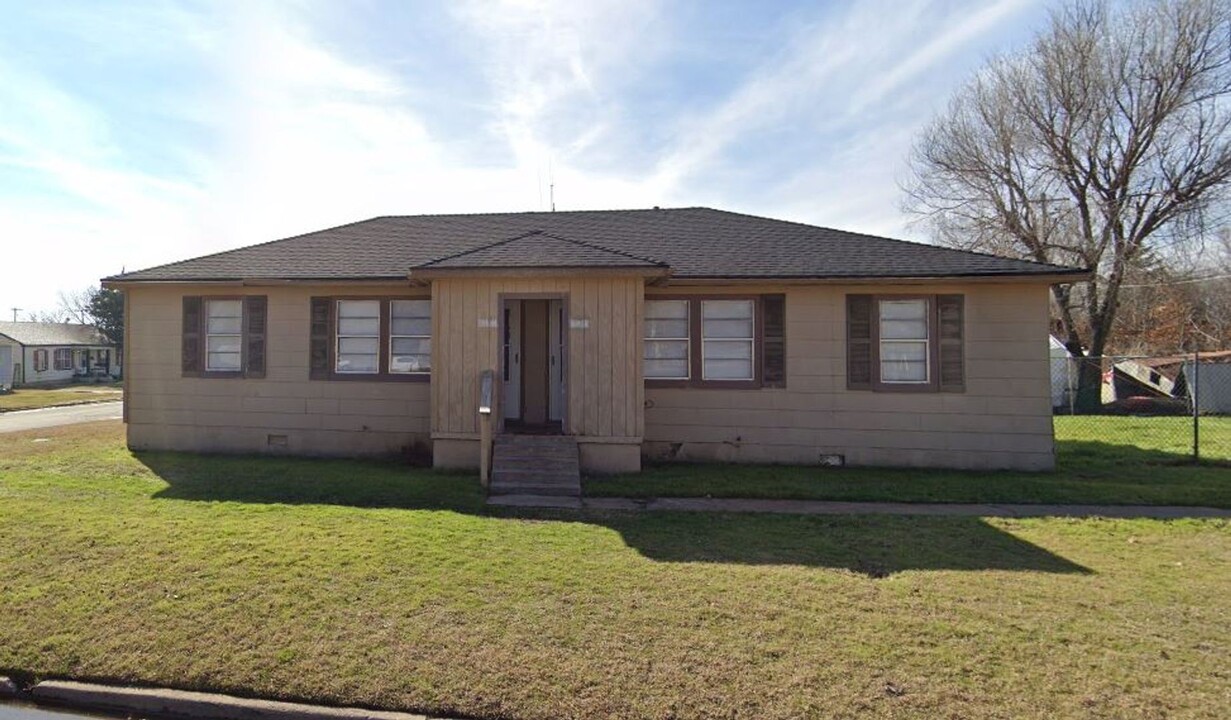 2604 NW Pollard Ave in Lawton, OK - Building Photo