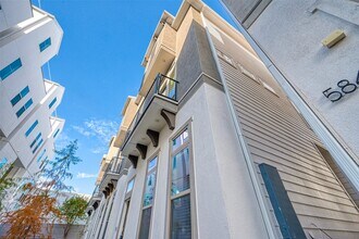 5838 E Post Oak Ln in Houston, TX - Foto de edificio - Building Photo