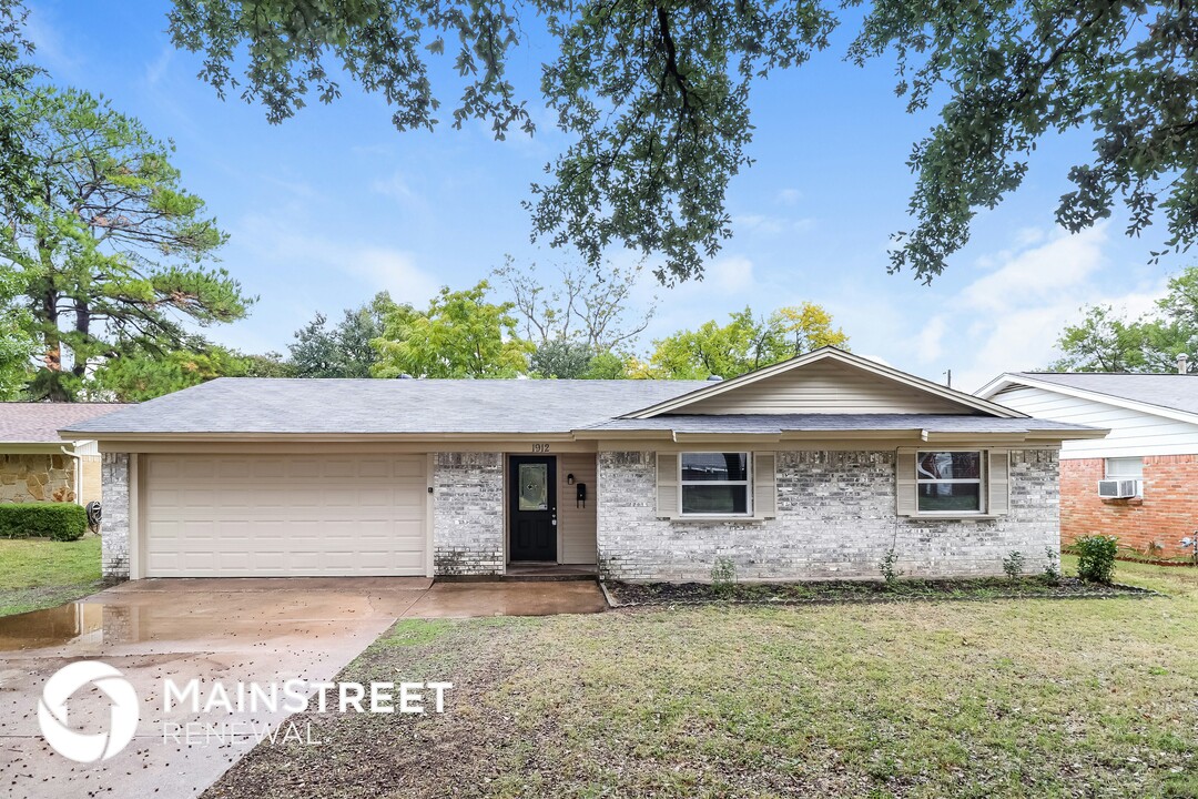 1912 Rindie St in Irving, TX - Building Photo