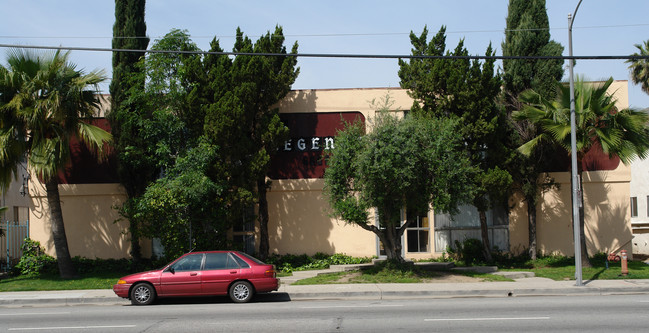 6605 De Soto Ave in Canoga Park, CA - Foto de edificio - Building Photo