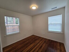 323 Branton St in Sutherlin, OR - Building Photo - Building Photo