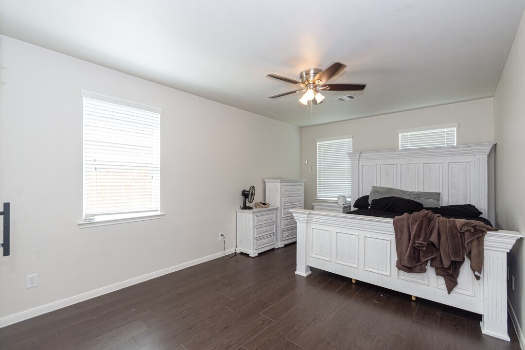 8311 Bay Oaks Dr in Baytown, TX - Foto de edificio