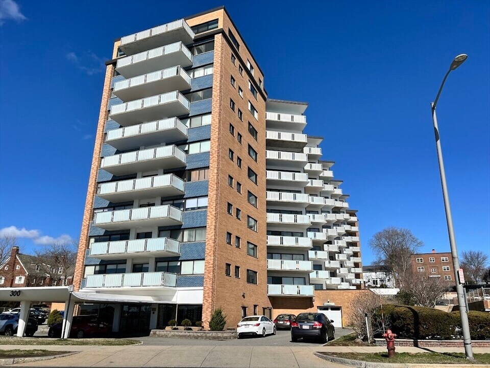 300 Lynn Shore Dr in Lynn, MA - Building Photo