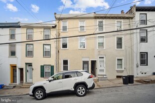 220 Dupont St in Philadelphia, PA - Building Photo