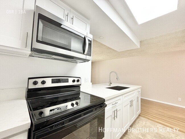 17821 Sherman Way, Unit 3 in Los Angeles, CA - Building Photo - Building Photo