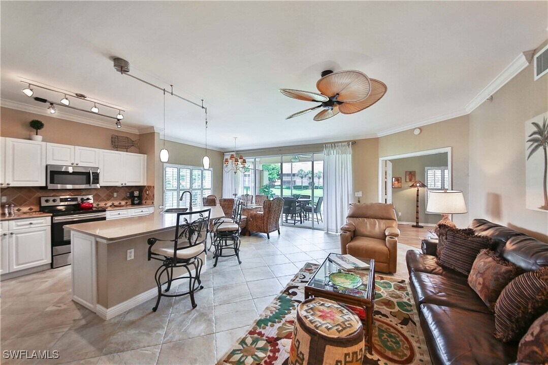 5105 Cedar Springs Dr in Naples, FL - Building Photo