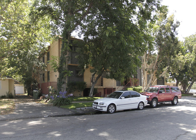 5408 Carpenter Ave in Valley Village, CA - Foto de edificio - Building Photo