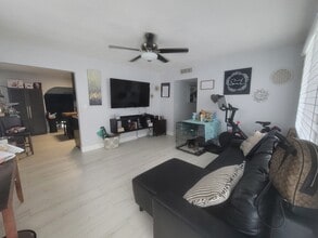 7142 SW 22nd St in Miami, FL - Building Photo - Building Photo
