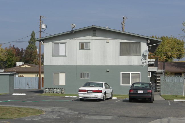 2039 Olive Ave in Atwater, CA - Foto de edificio - Building Photo