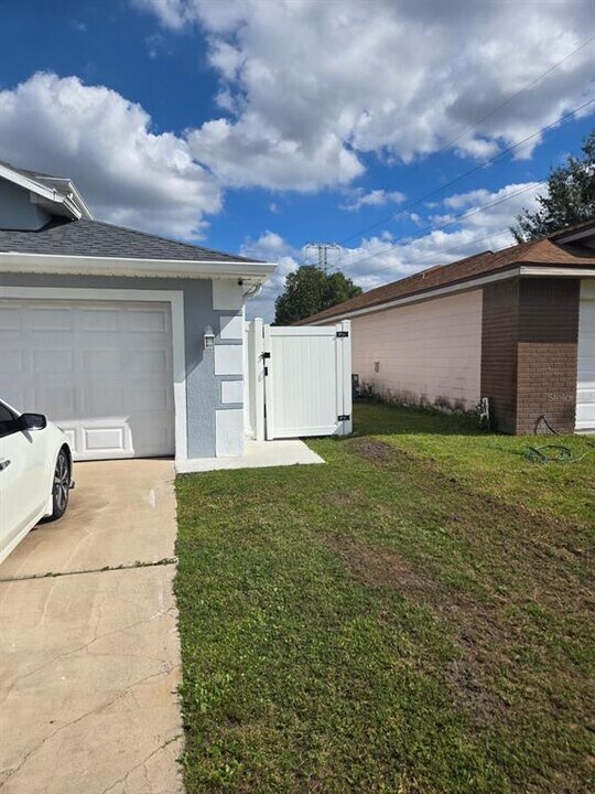 13143 Dallas Woods Ln in Orlando, FL - Building Photo