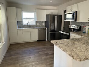 121 N Meadow St in Converse, TX - Building Photo - Building Photo