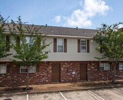 627 N Montgomery St in Starkville, MS - Building Photo