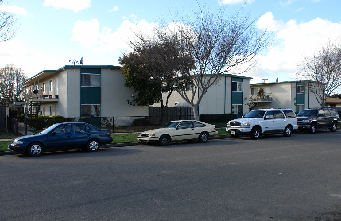 725-733 N E St in Lompoc, CA - Building Photo