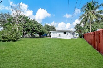 2212 Roosevelt St in Hollywood, FL - Foto de edificio - Building Photo