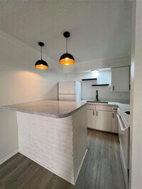 4910 Saxon Dr photo'