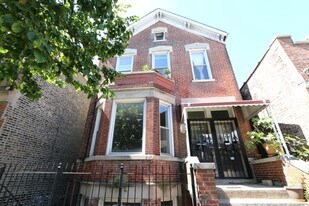 2440 S Oakley Ave, Unit 1 in Chicago, IL - Building Photo