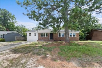 415 Palmerland Dr in Hope Mills, NC - Building Photo - Building Photo