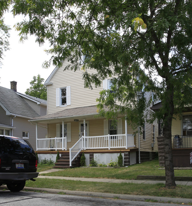 2066 Magee St in Lakewood, OH - Building Photo