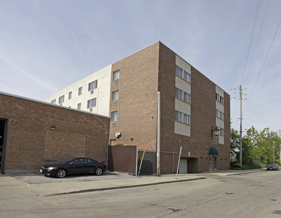 Sunset Apartments in Milwaukee, WI - Foto de edificio