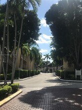 15295 SW 106th Ln in Miami, FL - Foto de edificio - Building Photo