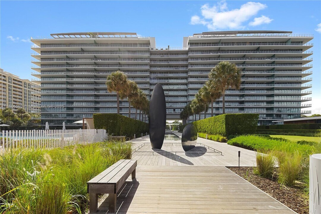 350 Ocean Dr in Key Biscayne, FL - Building Photo